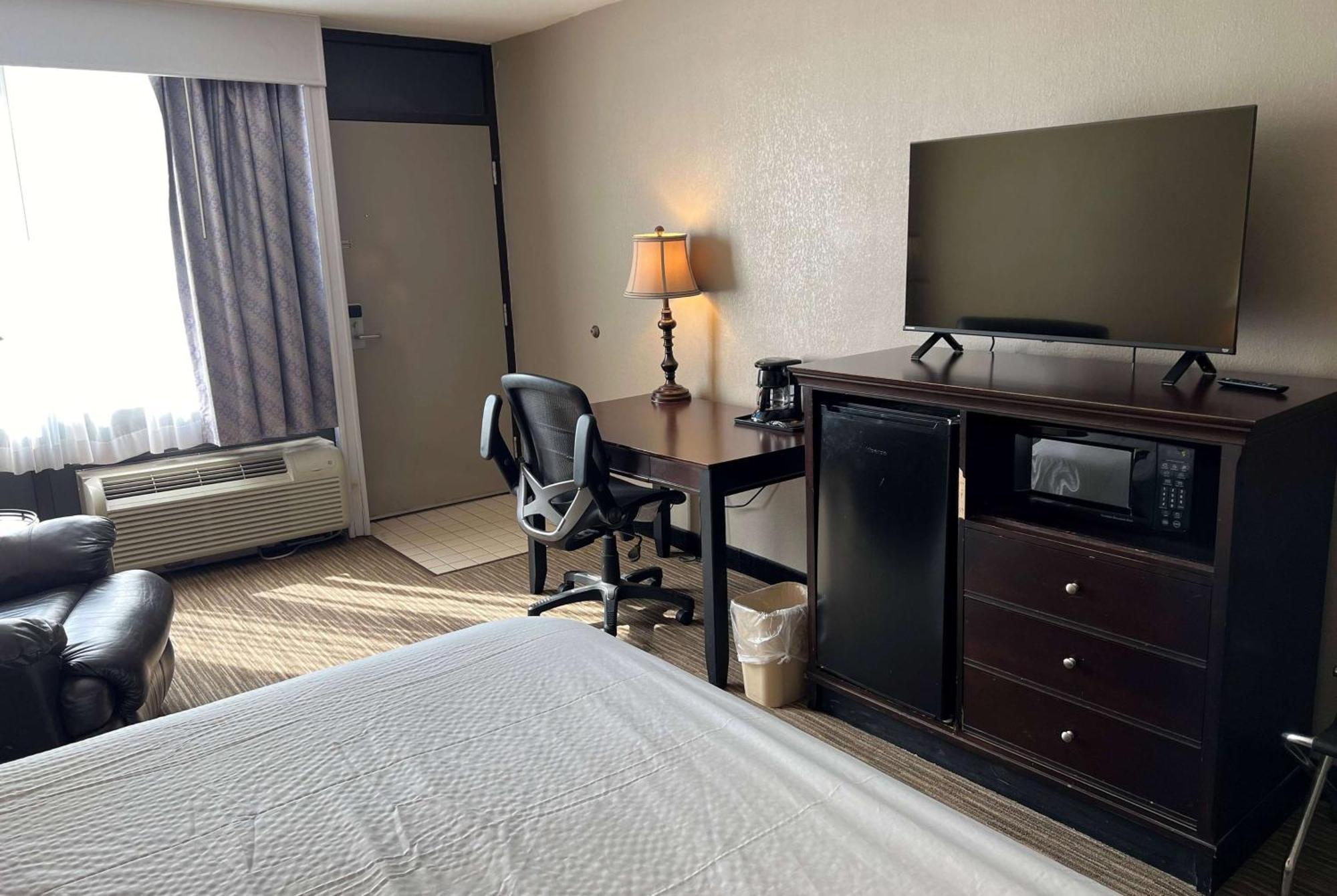Days Inn By Wyndham Pittsburg Ks Dış mekan fotoğraf