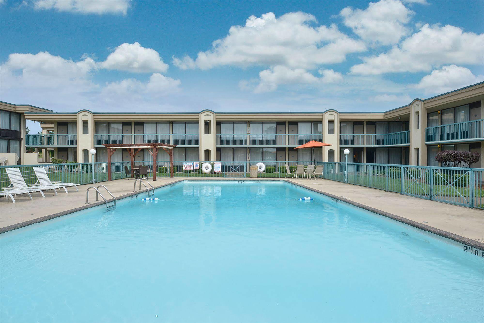 Days Inn By Wyndham Pittsburg Ks Dış mekan fotoğraf